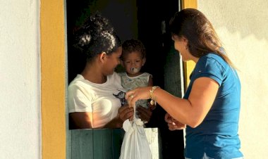 Prefeita Marcela Gomes mantém tradição e passa a quarta-feira Santa distribuindo pescado de casa em casa