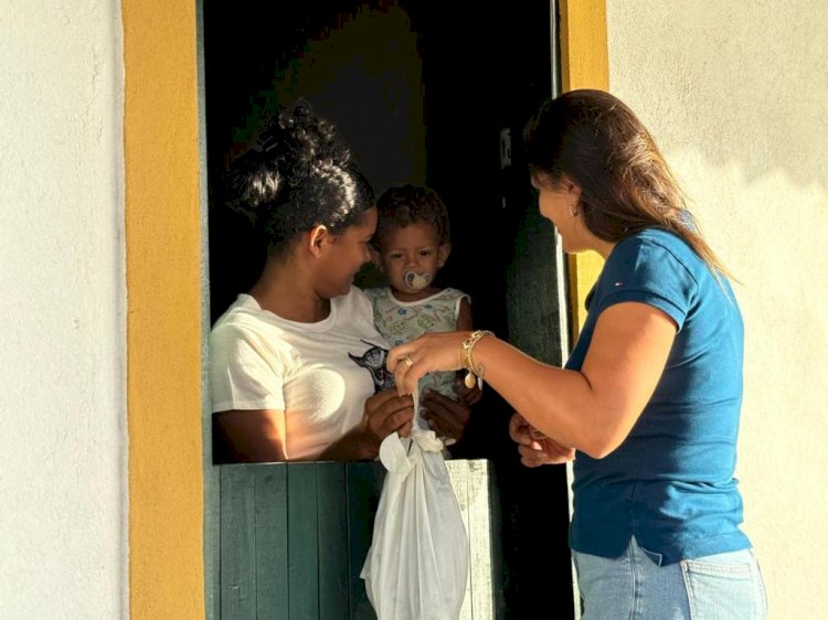 Prefeita Marcela Gomes mantém tradição e passa a quarta-feira Santa distribuindo pescado de casa em casa