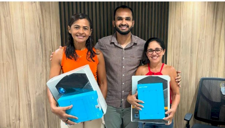 Prefeitura de Novo Lino Fortalece Educação com Entrega de Kits Multimídia